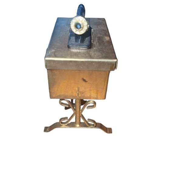 Vintage 1:12th Scale Dollhouse Miniature Metal Treadle Sewing Machine - Picture 3 of 7